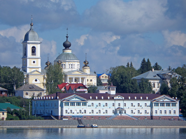 Самые популярные малые города России для летнего путешествия