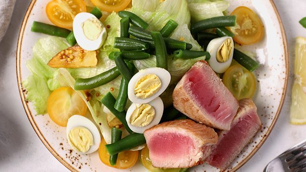 Классический салат с тунцом консервированным