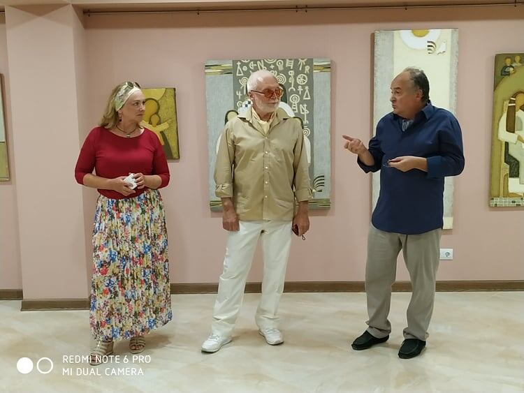 Художники Татьяна и Сергей Манюшко, и Владислав Несынов (гоняет по выставочному залу свою "БА")