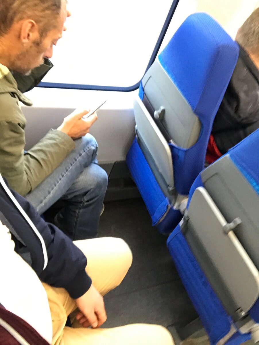 Большое расстояние между сидениями. Для моего роста (191 см) это очень важно.