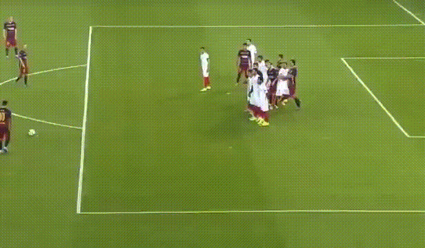 В матче за Суперкубок УЕФА в 2015 году Месси забил целых 2 гола со штрафных. Просто какой-то убийца с лицом ребёнка. И слов не отыскать!