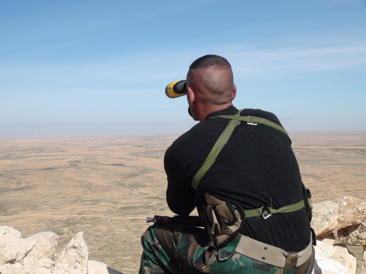 На моем фото: перс, высотка в сотне километрах от Алеппо, занятая шиитами из Афгана и Ирана.