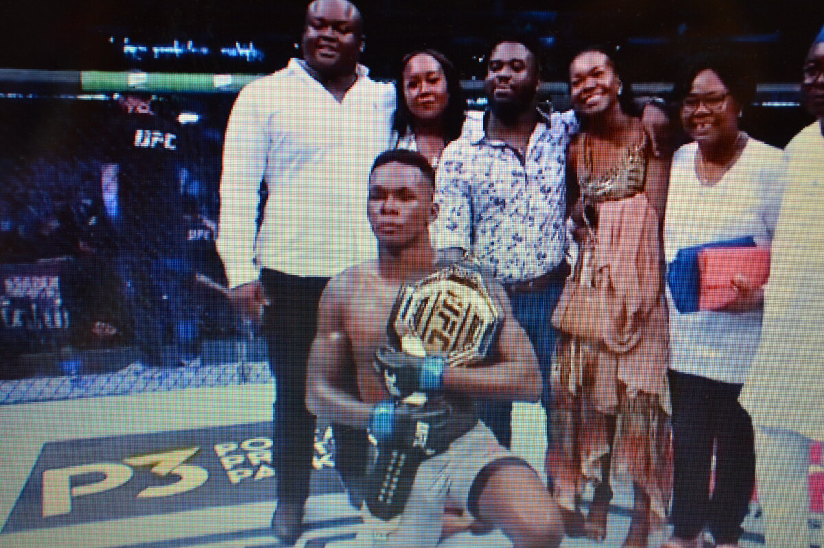 Исраэль Адессанья - новый Чемпион UFC, что он эффектно доказал срубив "чемпиона Уиттакера" одним ударом.