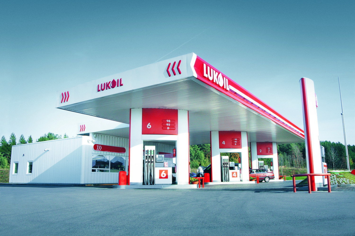 Lukoil заправки. АЗС 122 Ека. Лукойл АЗС Алтайский край. Автозаправочная станция Лукойл. Заправщик на АЗС Лукойл.