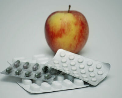 Многие допускают ошибку, когда не хотят принимать ежедневно антигипертензивные таблетки. Конечно, можно резко снизить давление при помощи одноразового приема лекарств, но это может привести к прогрессированию болезни, и терапевт будет вынужден назначить очень сильные препараты уже на начальной стадии гипертонии. Бывают случаи, когда нет возможности обратиться в больницу или вызвать «скорую» помощь. Тогда можно попытаться снизить уровень давления домашними средствами.