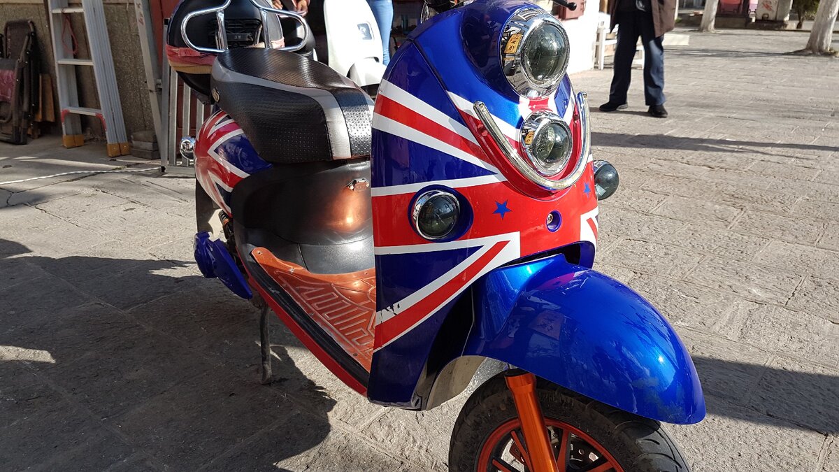 Аренда этого "порванного на британский флаг" байка обошлась в 80 юаней.