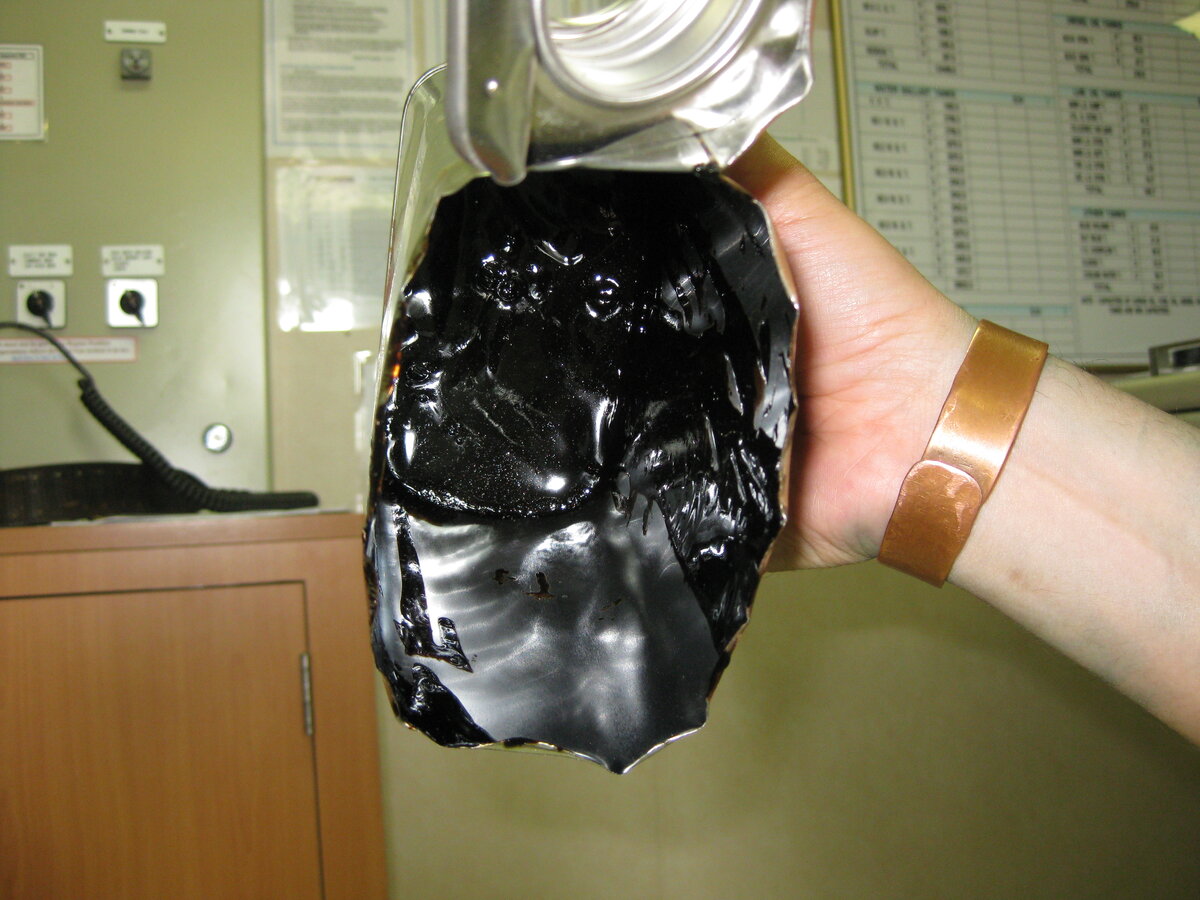 Из канистры мазут не вытекал, пришлось резать канистру. (листаем галерею)