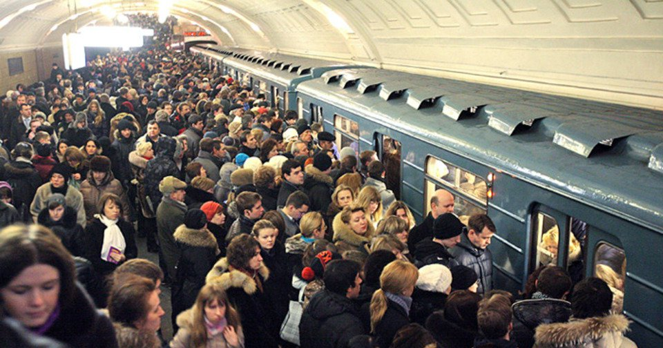 Часы пик в москве. Московский метрополитен час пик. ЧАСПИК В Московском метро. Московское метро в час пик. Давка в Московском метро.