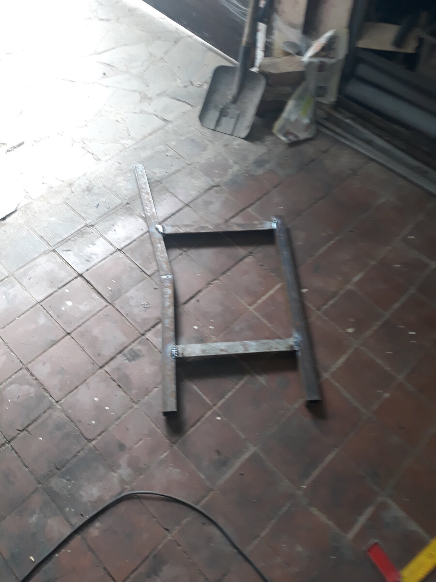 Сварил боковины из профильной трубы 40х40 и угольника