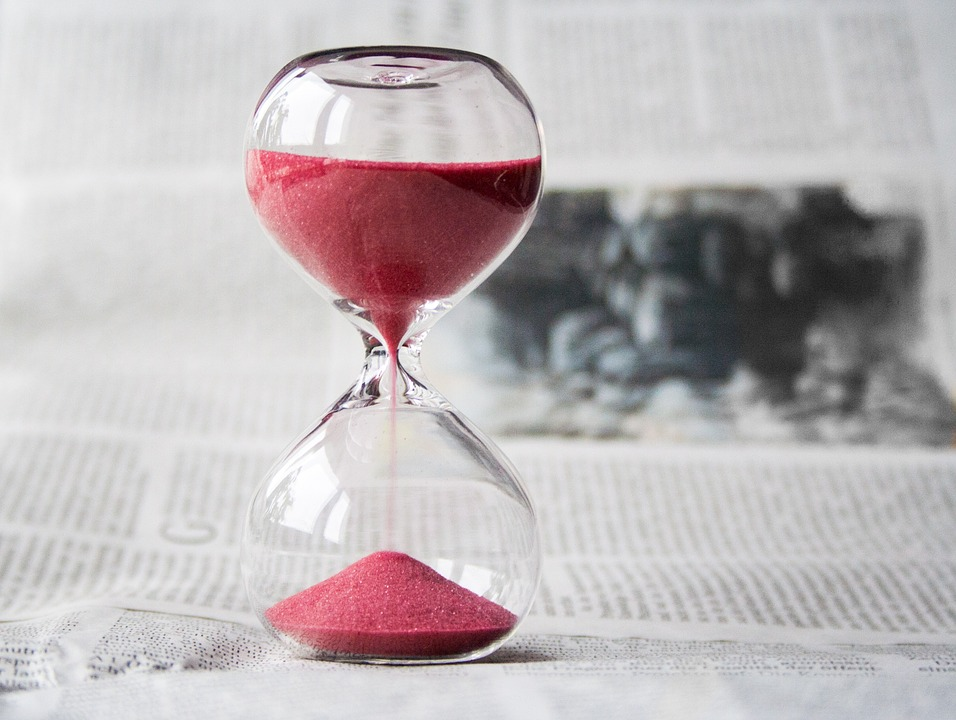 https://pixabay.com/ru/photos/%D0%BF%D0%B5%D1%81%D0%BE%D1%87%D0%BD%D1%8B%D0%B5-%D1%87%D0%B0%D1%81%D1%8B-%D0%B2%D1%80%D0%B5%D0%BC%D1%8F-%D1%87%D0%B0%D1%81%D0%BE%D0%B2-%D1%87%D0%B0%D1%81%D1%8B-620397/