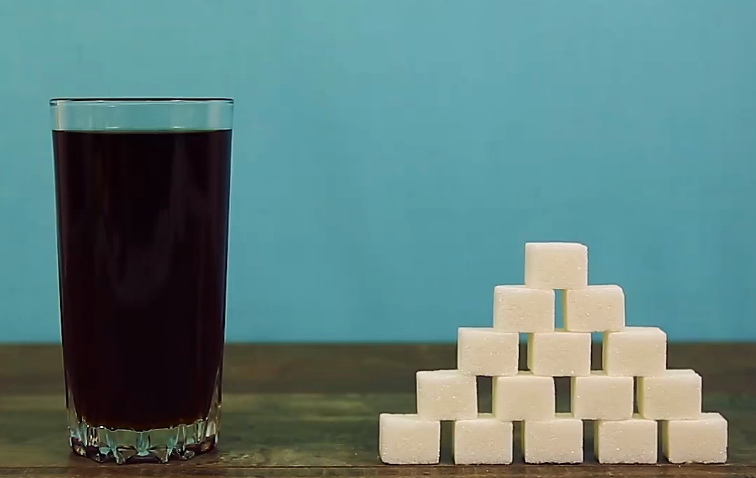 Кока-кола - сахарная бомба, в литр напитка производитель кладет около 100-120 грамм