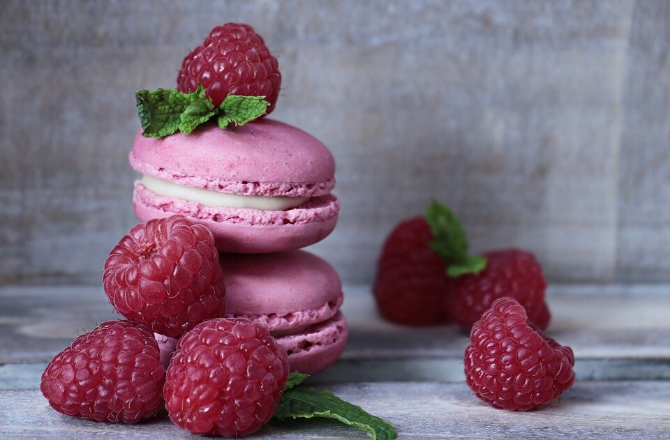 https://cdn.pixabay.com/photo/2017/07/28/14/15/macarons-2548782_960_720.jpg