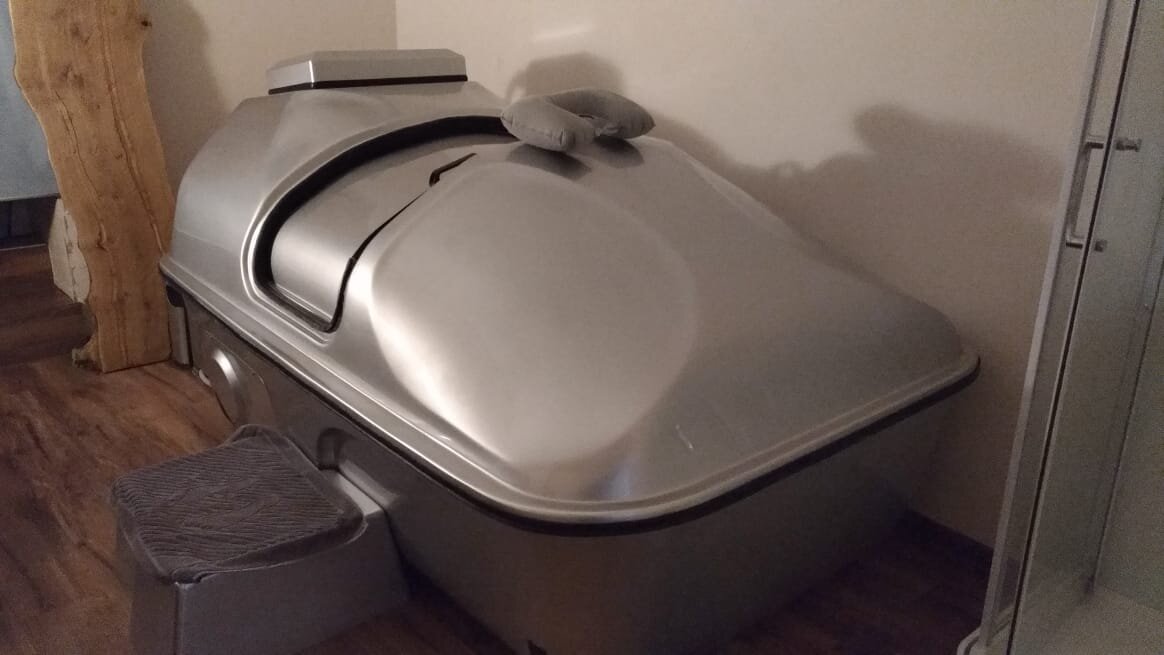 Сверху на капсуле лежит подушечка для путешественников. Девушка сказала, что 70% людей не могут расслабить шею, если голова лежит прямо в воде. Я взяла подушечку внутрь капсулы, но она не пригодилась: так и проболталась где-то рядом в темноте.