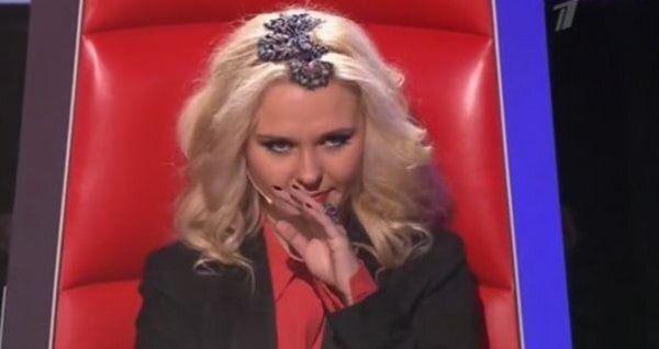 Пелагея с непонятно чем на голове