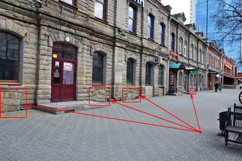 Окна первых этажей у старинных зданий частично находятся под землей, что по современным меркам выглядит весьма нелогично.