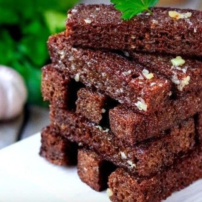 Понадобится:                                                                                                                                                              Бородинский Хлеб - 1шт.
Чеснок - 3 зубчика.
Масло растительное - 2ст.л.
Обрезаем у хлеба все корки. Нарезаем  на брусочки, смазываем маслом, посыпаем солью и перцем. Отправляем в духовку к горшочкам, минуток на 5-7 что бы образовалась хрустящая корочка. После того как хлеб подсушиться, берем в одну руку кусочек гренки, а в другую чеснок и натираем так каждую гренку. Макаем гренку в Жюльен и кушаем. 
Приятного аппетита!