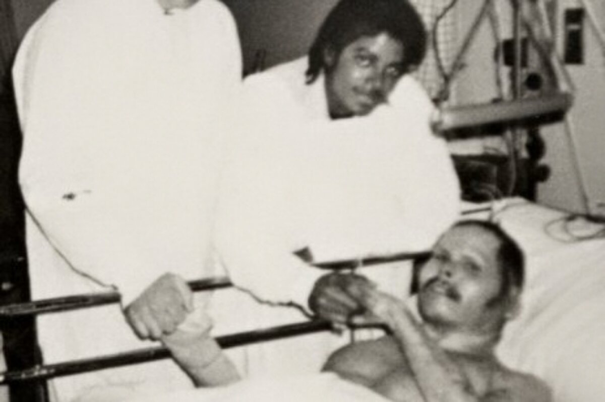 Майкл посетил больницу Brotman Memorial