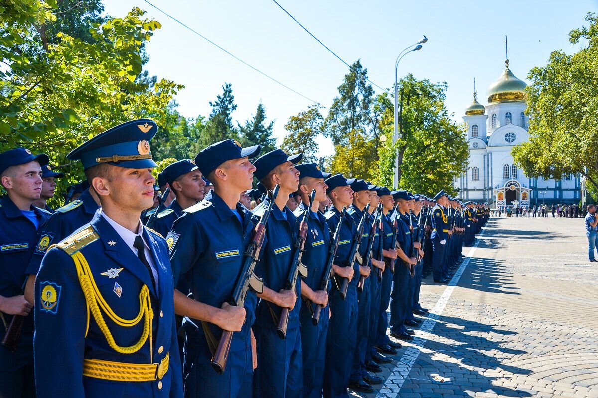   В ВВС "лафа" по службе была. В одном лётном училище (одном из самых прославленных) мой брат из караула домой спать приходил. Я в это время был тоже курсант, отстоявший много караулов у Знамени и пр.