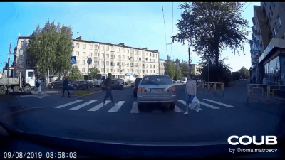 пешеход тактично прошёл через автомобиль на переходе