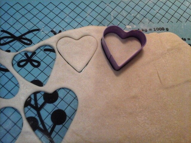 Толщина теста около 3 мм.