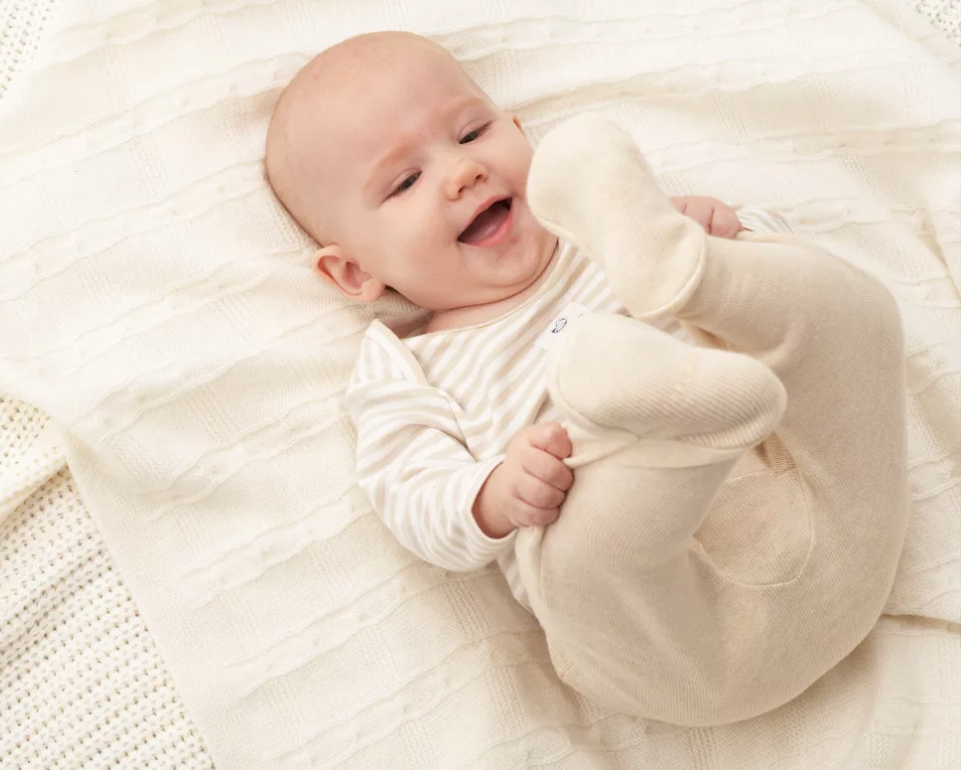 кожа ребенка в 3 месяца. кожа ребенка в 3 месяца. полугодовалый ребенок. младенец. дети грудного возраста.