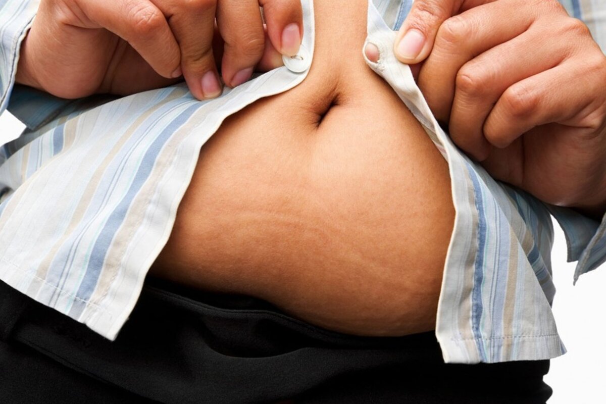 Избыточный вес. Большой живот. Рубашка не сходится.