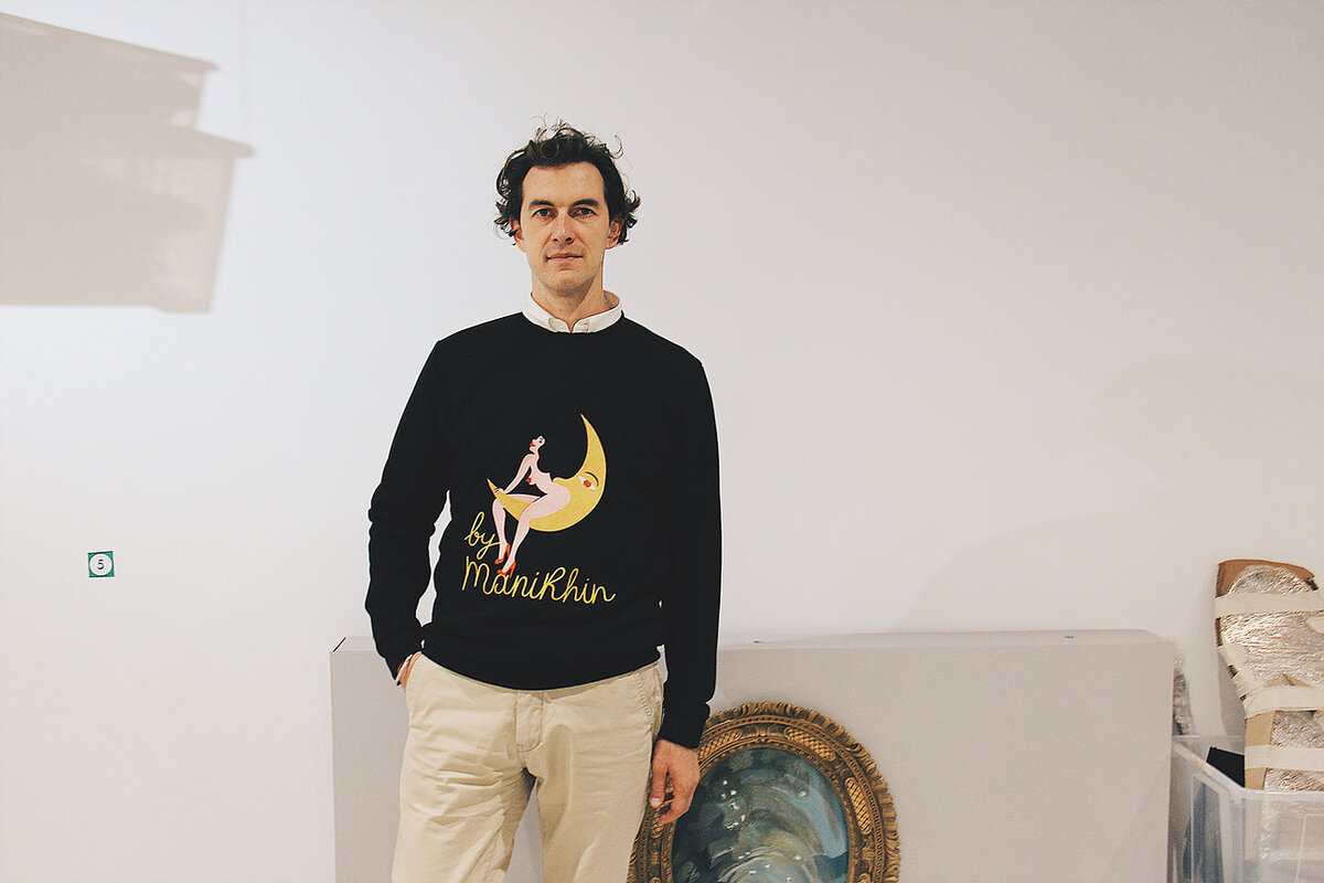 Художник Рома Манихин в свитшоте из коллекции PLAYING CARDS. Фото автора
