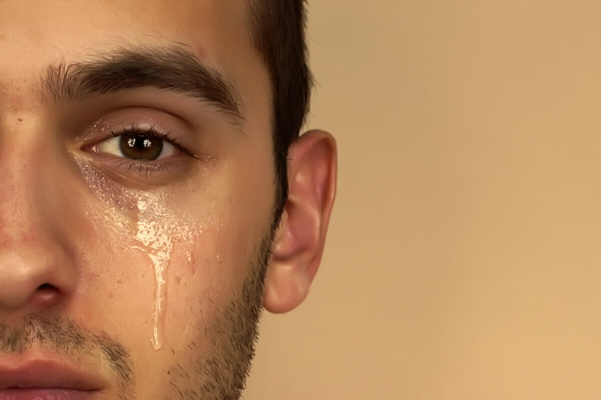 Мужчина плачет