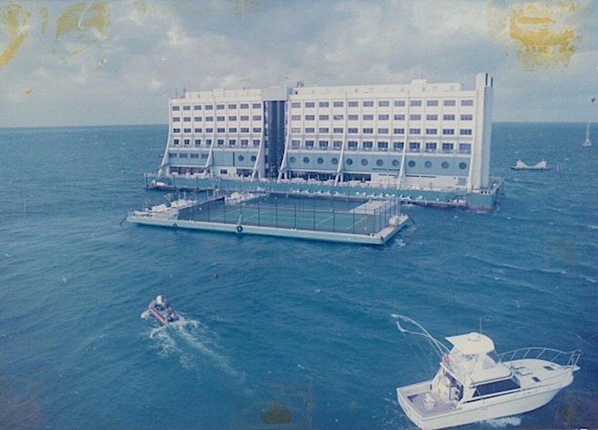 Печально завершающаяся на наших глазах история первого в мире плавучего отеля