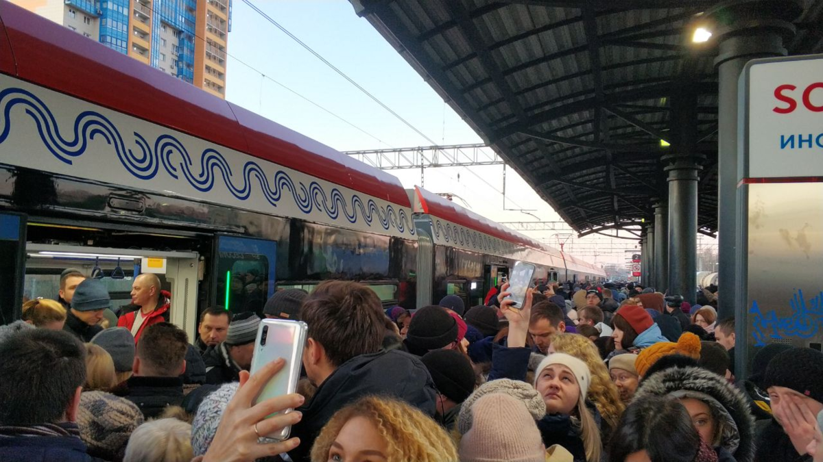 Москва сбой. МЦД В час пик. Электричка в час пик. Давка в электричке Москва. Толпа на платформе электрички.