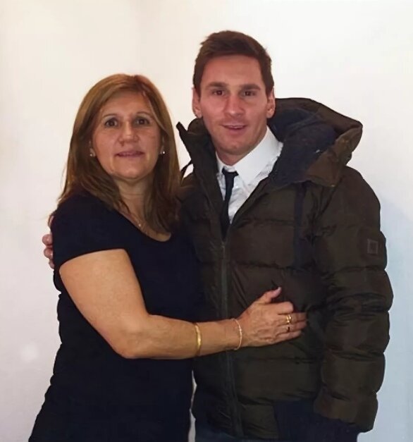 Источник: Яндекс картинки-Месси с мамой 