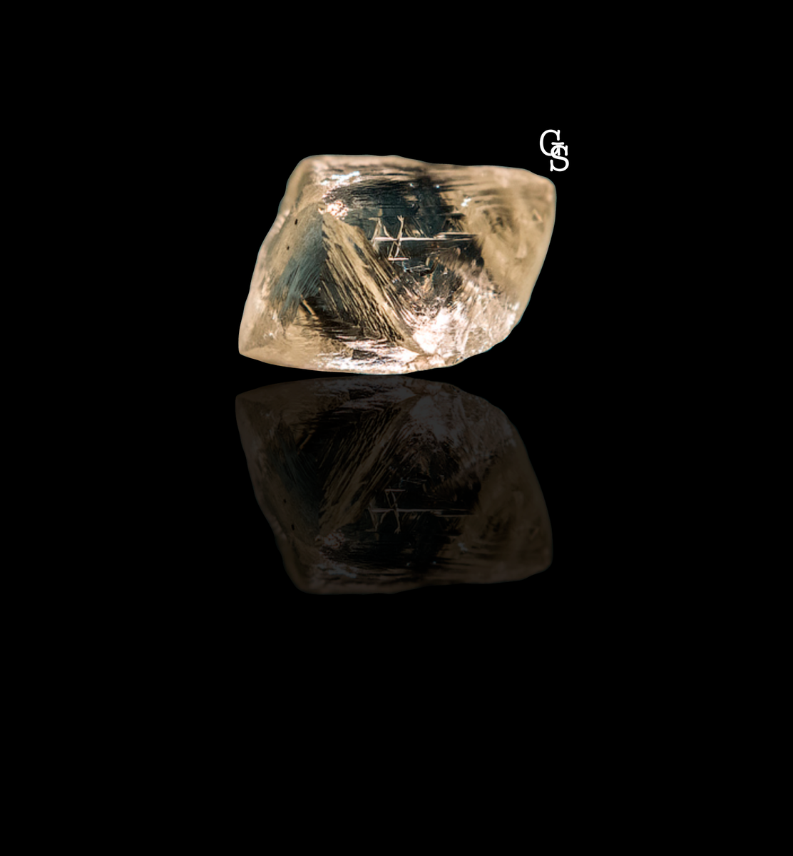 Один из алмазов АЛРОСА, добытых совместно с алмазом-матрешкой. Ниже можно увидеть видео с уникальным алмазом. Статьи выходят каждый день после 18:00 по мск.