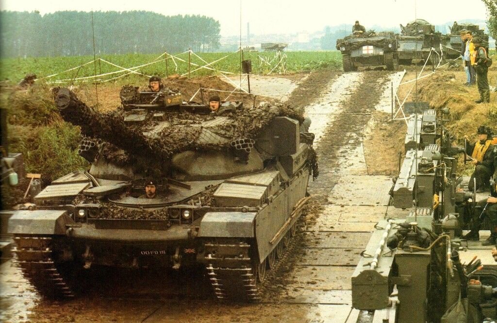 ОБТ Чифтен Мк5 преодолевает водную преграду по понтонному мосту.