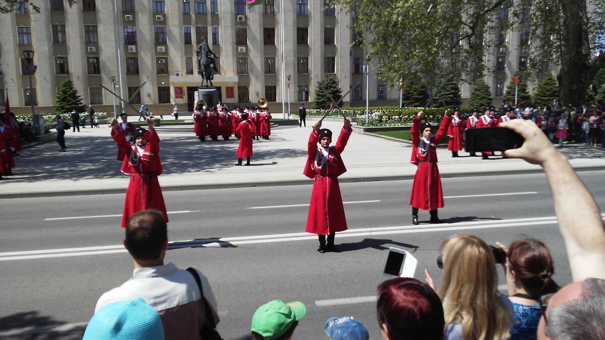 Казаки на главной улице Краснодара, напротив администрация края. Развод караула. Проходит еженедельно. 