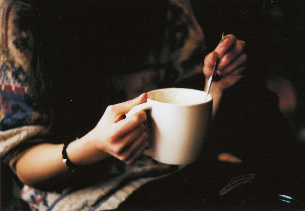 нравится пить чай. чашка в руках. чай с любимым. иллюстрации семейной жизни. утренний кофе на двоих.