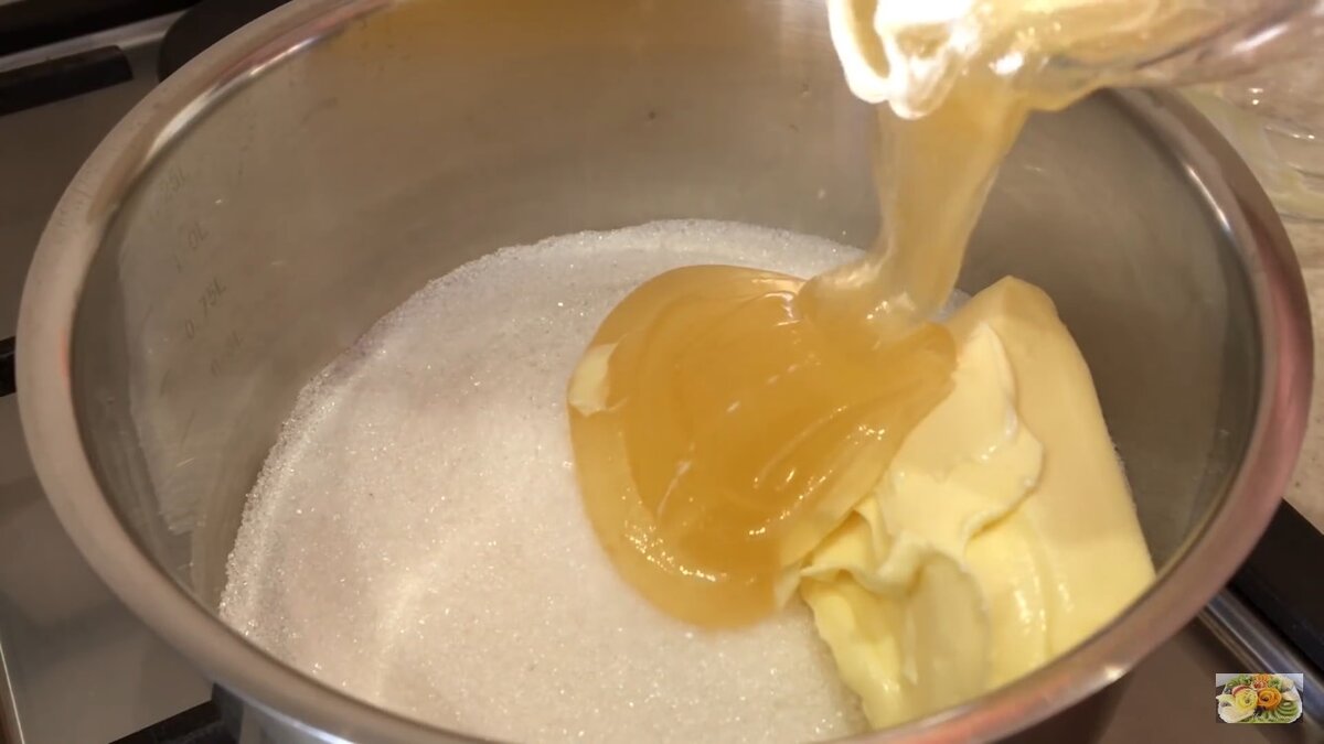 Растопленное масло мука. Растопленный сахар. Медовое масло сливочное. Растопленное масло и сахар. Крем заварной классический для медовика с мукой.