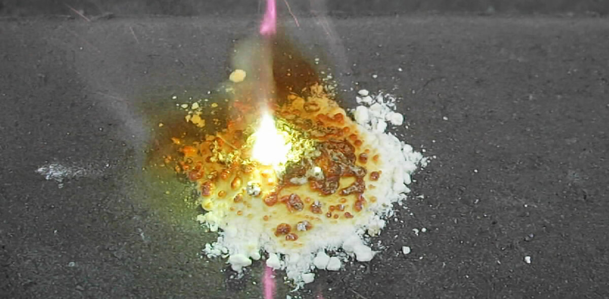 Свинец с водой реакция. Взрыв аммиачной селитры. Горение солей металлов. Горение белого фосфора. Горение пламени химия.