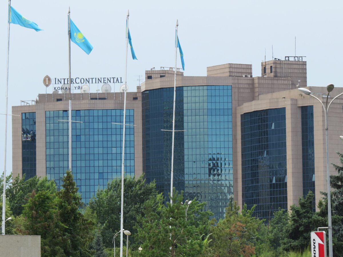 Здание, которое построил мой тесть. Алма-Ата. 2013 год. Фото автора. 