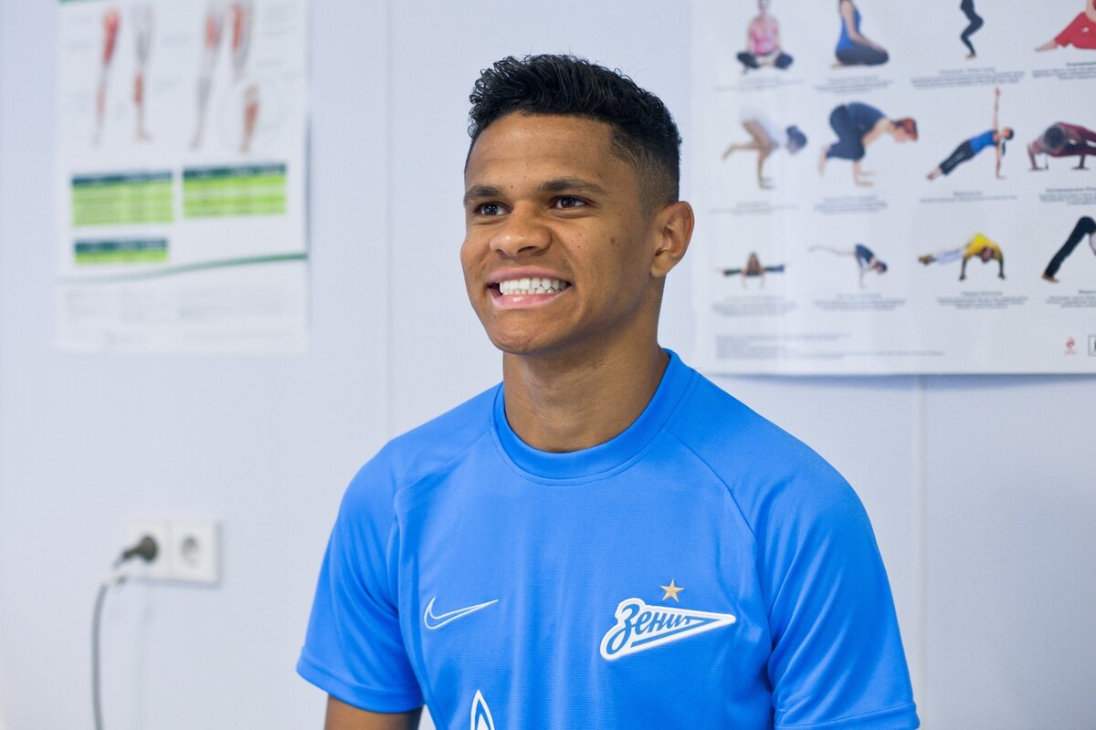 фото из яндекс картинок(Дуглас Сантос)