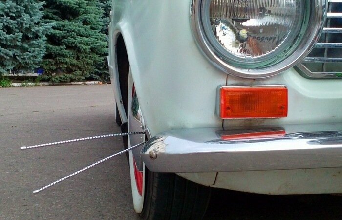 


Если начать рассматривать фотографии автомобилей из второй половины прошлого века, то рано или поздно на глаза наверняка попадется снимок авто, у которого на бампере видны какие-то загадочные «усы». На первый взгляд данный аксессуар напоминает антенну, которую установили в неожиданном месте. Самое время выяснить, что же это за приспособление такое и для чего оно было необходимо.