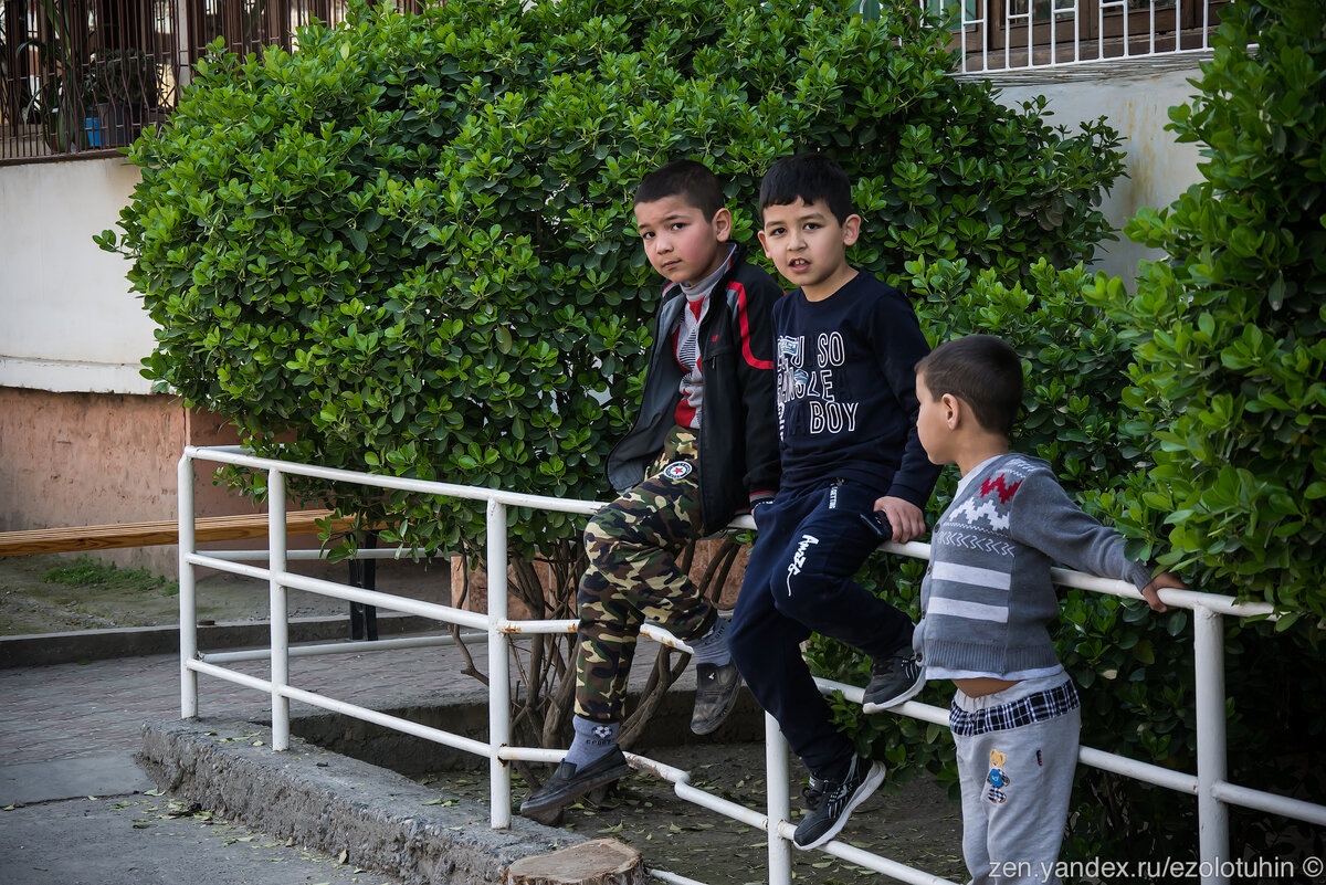 Дети на улицы пытаются начинать разговор с английского языка