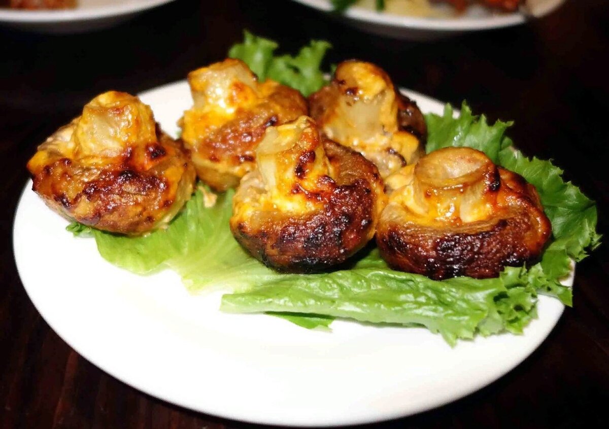 ​​Шашлык из шампиньонов в духовке 
🕐Время приготовления: 30 минут 

🥙Ингредиенты:

● Шампиньоны - 600 г 
● Лук - 1-2 шт. 
● Сметана - 2 ст.л. 
● Горчица - 1 ч.л. 
● Соевый соус - 1 ст.л. 
● Смесь итальянских трав - 1 ст.л. 
● Лимонный сок - 1 ст.л. 
● Соль 
● Перец 
● Бекон - 50 гр. 

🥗Приготовление:

● Грибы чистим, кладем в глубокую посуду, добавляем сметану, горчицу, соевый соус, перец, лимонный сок и ароматные травы. 
● Режем лук кольцами, добавляем к грибам. Перемешиваем и оставляем мариноваться минут на 10. 
● Бекон режем тонкими ломтиками. 
● Шпажки смачиваем в воде, нанизываем грибы, чередуя с луком и беконом. 
● Запекаем шашлык из шампиньонов в разогретой до 180 градусов духовке под верхним грилем 15-20 минут.

Приятного аппетита!