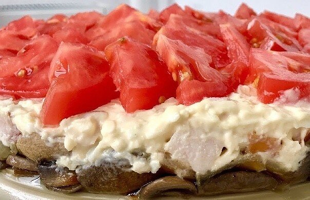 Сколько бы ни сделали - съедается весь! Вкус салата получается настолько оригинальным, что забыть его будет трудно. Не поленитесь записать его прямо сейчас! Не пожалеете 🔥 Готовится элементарно:  
Поверьте, он на столе не задержится!

ИНГРЕДИЕНТЫ:

300 гр копченой куриной грудки
300 гр шампиньонов
4 яйца
100 гр лука
2 плавленых сырка
120 гр помидоров
100 гр майонеза
2 зубчика чеснока

Приготовление.
Нарежь шампиньоны тонкими ломтиками. Выложи их на раскаленную сковороду и обжаривай 10 минут без масла.
Грибы сначала пустят сок, но за 10 минут он весь испарится.
Посоли и поперчи грибы, долей растительного масла.Мелко нарежь лук и добавь к грибам.
Перемешай и обжаривай еще 10 минут. После этого переложи грибы и лук в тарелку и оставь, чтобы остыли.
Нарежь копченое куриное филе на небольшие кубики. Яйца отвари вкрутую, остуди и натри на терке.
Плавленые сырки, перед тем как натирать, положи на 40 минут в холодильник.
После этого они будут натираться намного проще.
Смешай в миске тертый сыр и яйца.
Добавь майонез и измельченный чеснок. Хорошо перемешай.Пришло время собирать салат.
Выкладывай его слоями: грибы, половина яично-сырной смеси, куриное филе, оставшаяся часть смеси из яиц и сыра.
Поставь салат в холодильник на 1 час, чтобы хорошенько пропитался.
Смешай в миске тертый сыр и яйца.
Добавь майонез и измельченный чеснок. Хорошо перемешай.Пришло время собирать салат.
Выкладывай его слоями: грибы, половина яично-сырной смеси, куриное филе, оставшаяся часть смеси из яиц и сыра.
Поставь салат в холодильник на 1 час, чтобы хорошенько пропитался.
Нарежь помидоры небольшими кусочками. Достань из холодильника салат и укрась нарезанными помидорами.
Салат готов. Приятного аппетита!