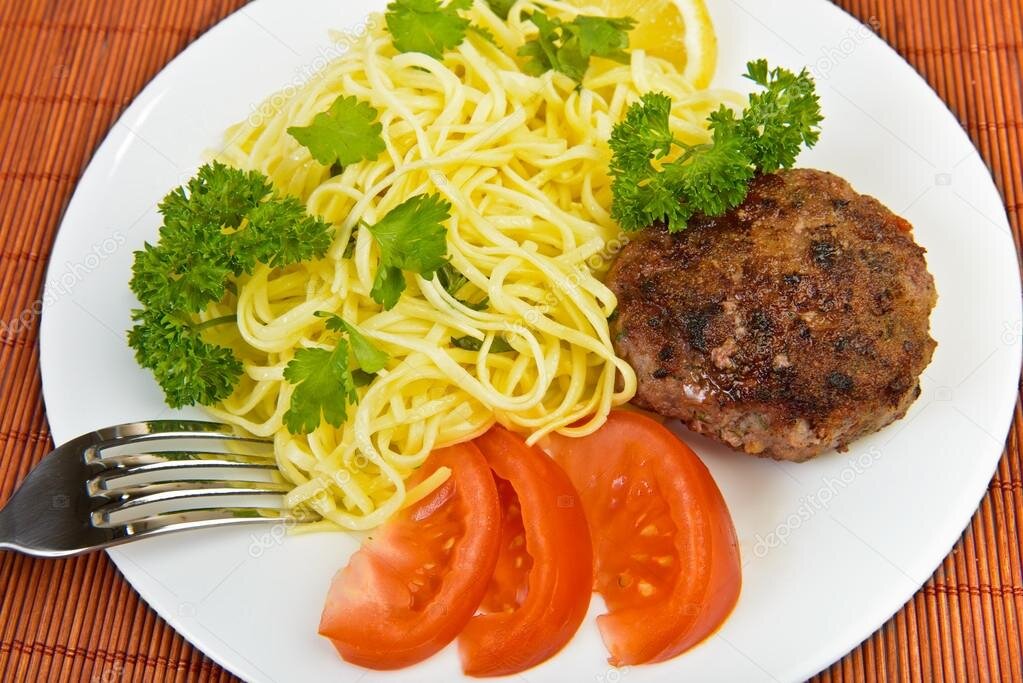 Я часто готовлю на ужин котлетки, а любимый гарнир к ним - спагетти или картофельное пюре.