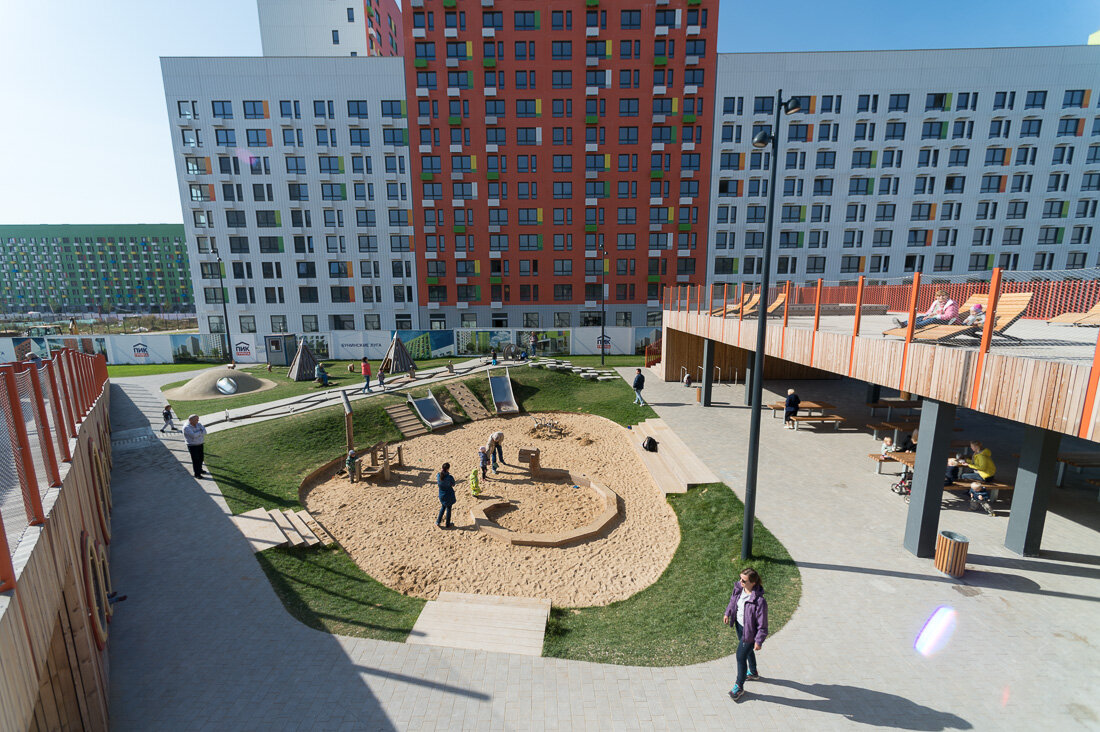 У площадки есть внутренняя и внешняя часть, которые разделяются деревянным мостом. Это как раз вид на внутреннюю. Площадка целиком формой напоминает знак бесконечности, что должно символизировать непрерывный игровой процесс.
