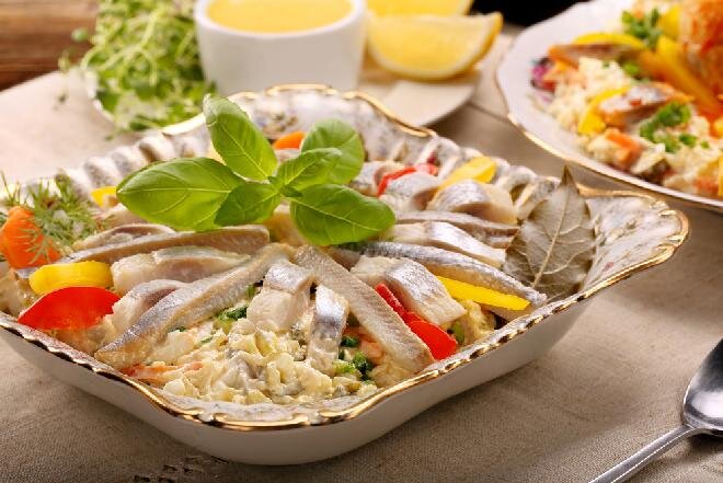 Овощной салат с сельдью  - идеальное воплощение популярного салата.