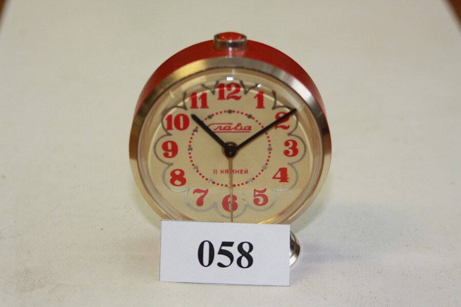 Часы будильник слава кварц ссср. Будите 50. Не буди во мне зверя. Будильник на 6. Будите 50.