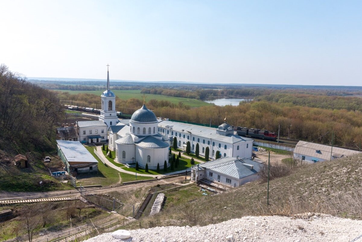 Вид на Дивногорский монастырь летом. Фото: Успенский Дивногорский мужской монастырь (https://vk.com/divno36)