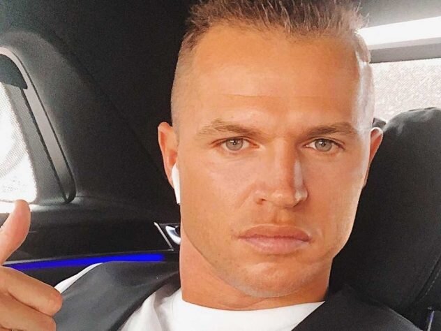 В хоккее - профи