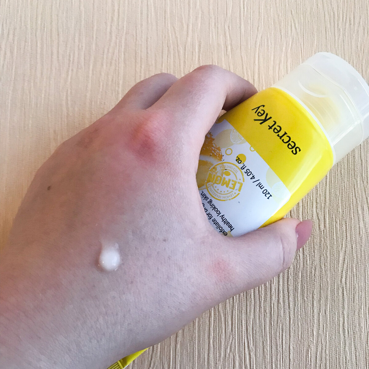 Средство очень экономично в использовании. Мне нужно 2-3 вот такие горошины на все лицо и шею